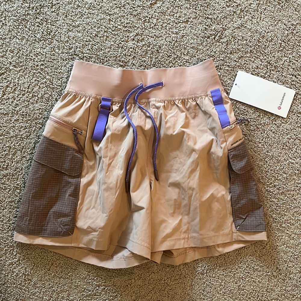 Lululemon multi pocket cargo high rise hiking shorts